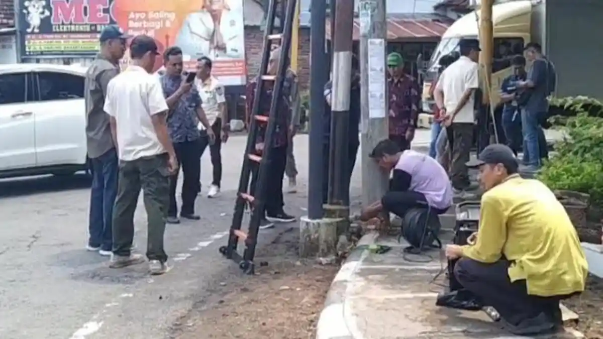 Pemkab Nganjuk Gergaji Tiang-tiang Kabel WiFi tak Berizin
