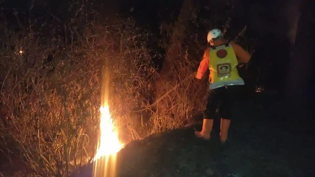 Api di Gunung Guntur Garut Masih Menyala, Petugas BPBD Lakukan Pemadaman hingga Malam