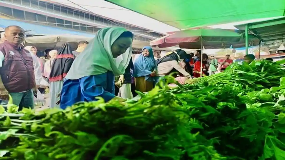 Belanja di Pasar Randik, Calon Bupati Muba Lucianty Siap Perbaiki Pasar ...