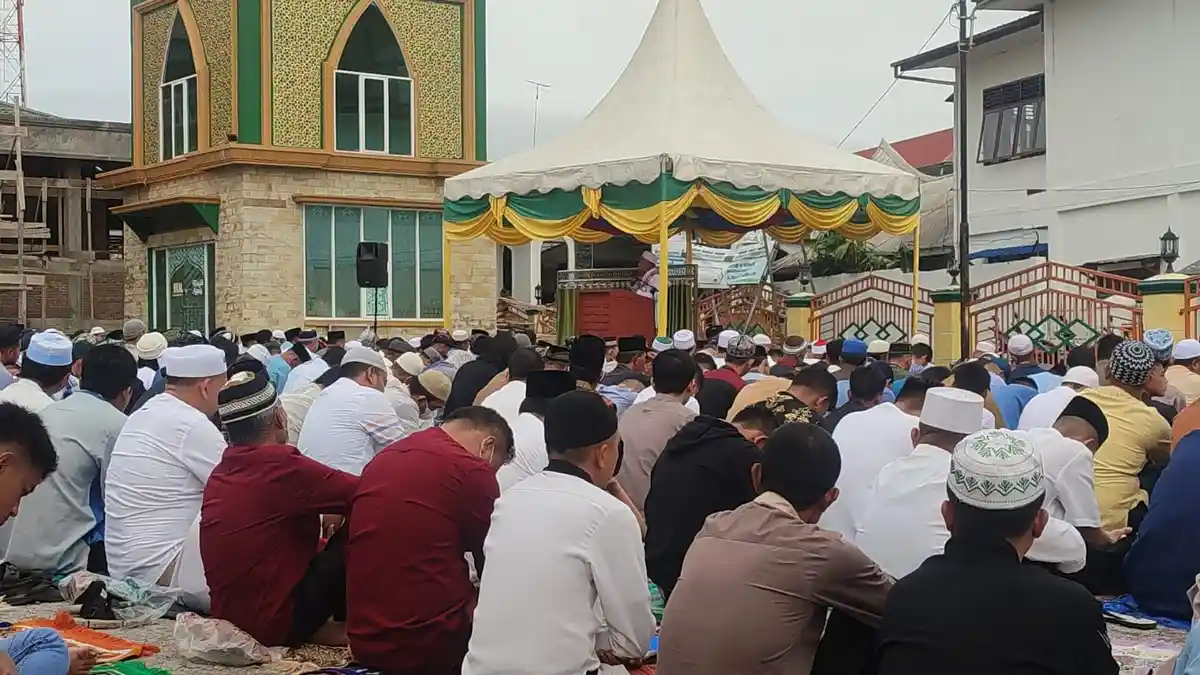 Jemaah Masjid Agung Sidikalang Salat di Luar Masjid, BKM: Utamakan Sunnah