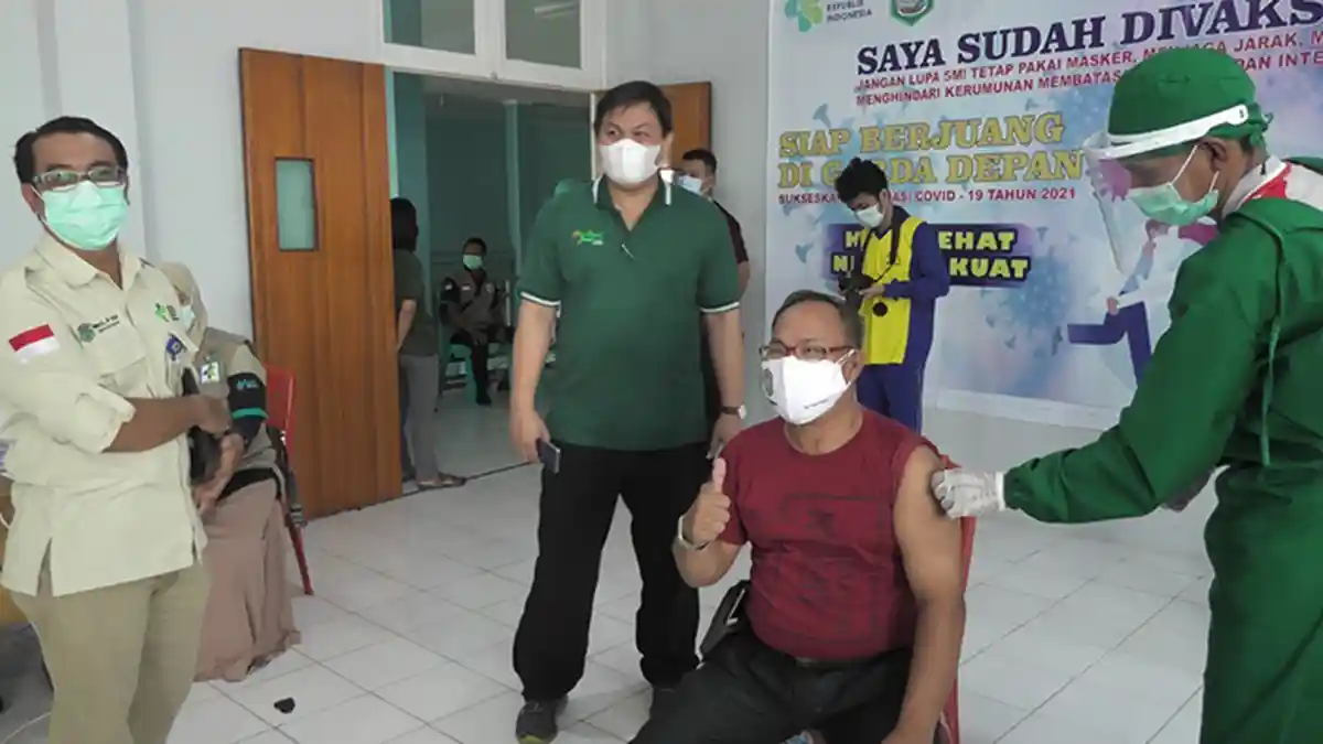 Jajaran Kepala SKPD Pemkab Sekadau Terima Vaksin Covid-19