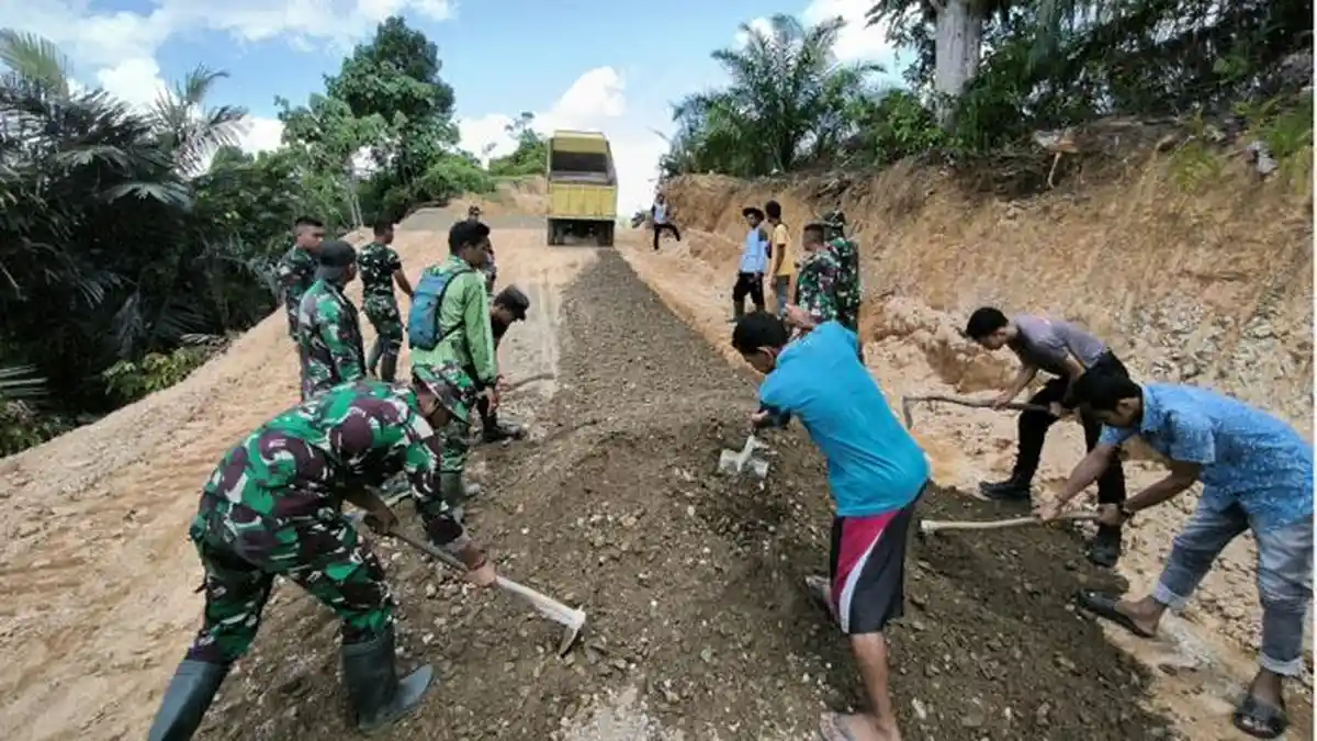 Prajurit TNI Buka Jalan Impian Warga di Aceh Barat, Sinergi Menembus Batas di Bumi Teuku Umar