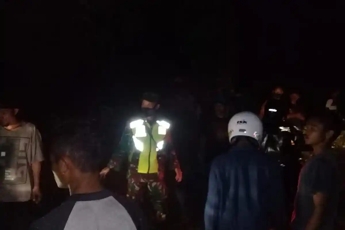 Babinsa Yohanis Bersama Warga Bersihkan Material Longsor Tutupi Jalan Ruteng-Borong