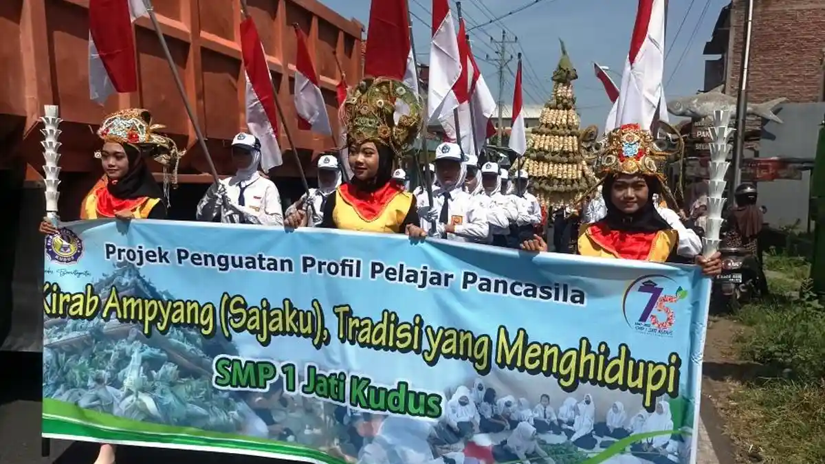 Terinspirasi Perayaan Ampyang Maulud Loram Kulon, SMPN 1 Jati Kudus Gelar Kirab Ampyang Sajaku