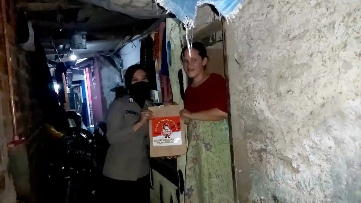 Kunjungan Bripka Desti di Sukabumi Bikin Warga Cepat Melek saat Sahur, Apalagi Bawa Minyak Goreng