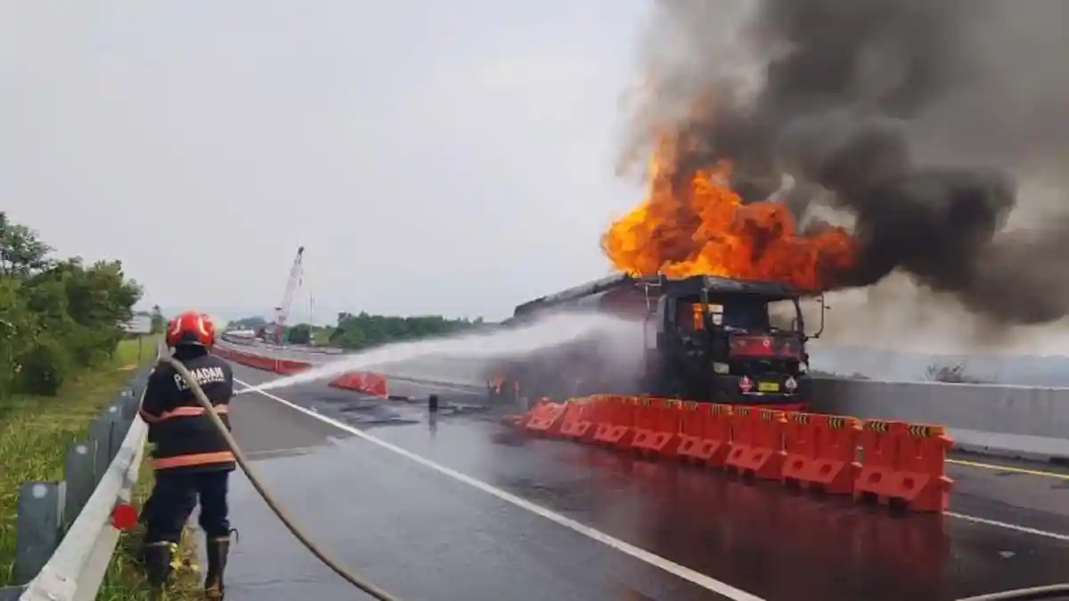 Kebakaran Truk Tangki Bermuatan 24 Ribu Solar dan Pertalite di Tol Cisumdawu Masih Didalami Polisi