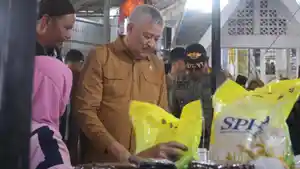 Bupati-Pinrang-Irwan-Hamid-memimpin-operasi-pasar-jelang-iduladha.jpg