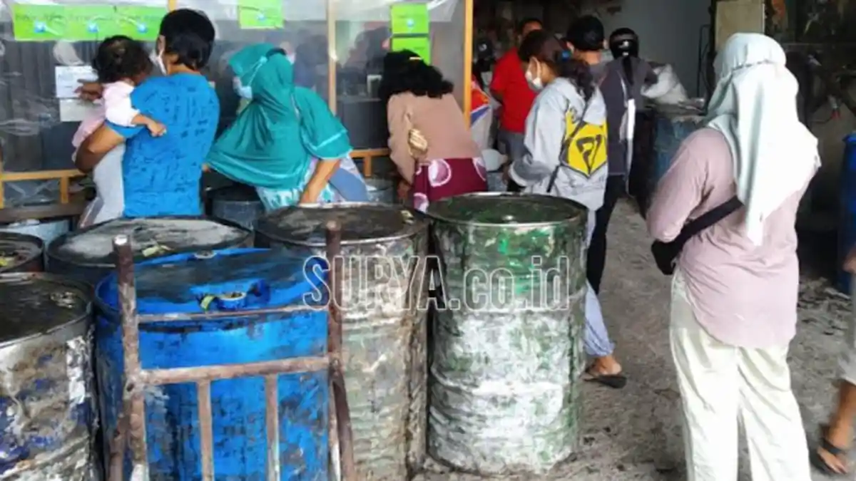 Baru Datang Hari Ini, Warga Serbu Minyak Goreng Curah Harga Murah di Kota Blitar
