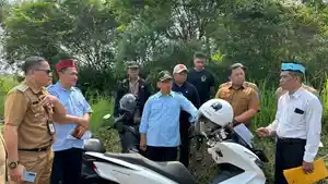 Supian-Suri-tinjau-banjir-di-Sawangan.jpg