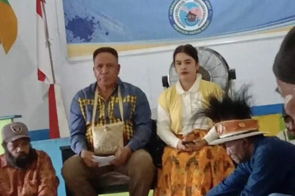 Kunjungi Fakfak, Paulus Waterpauw Resmi Sandang Status Jadi Putra Adat Mbaham Matta