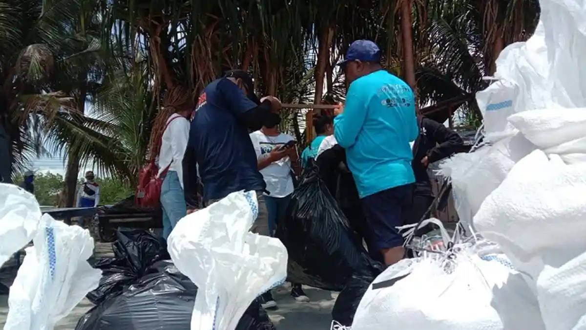 Sahabat RHP Bersama Puluhan Komunitas Kumpul 1,6 Ton Sampah di Pantai Holtekamp