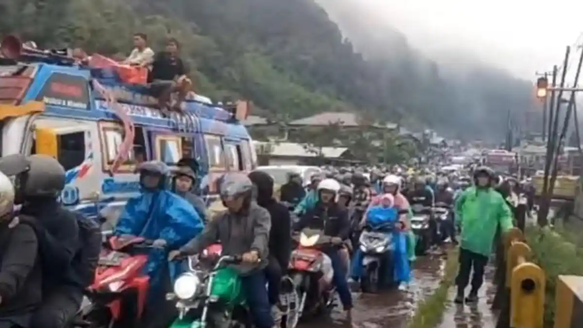 Banjir Bandang Hebat di Sembahe, Polda Sumut Imbau Pengendara Tunda Perjalanan hingga Air Surut