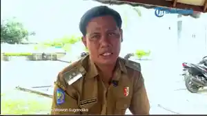 Kades-Bonder-Selamat-Riadi-yang-melakukan-aksi-mandi-lumpur.jpg