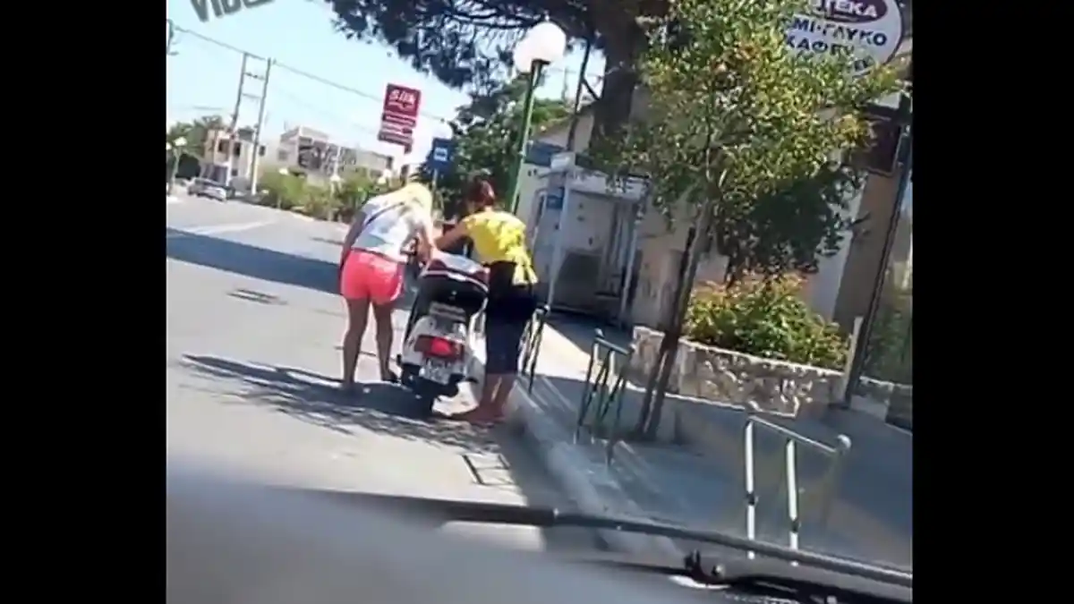 Ada yang Salah di Video Ini? Cewek Starter Motor Tapi Gak Nyala, Netter Bilang 'Wanita Selalu Benar'