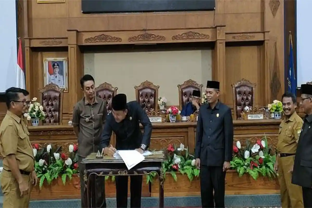 Sah, Ketua DPRD Muaro Jambi Ketuk Palu APBD Perubahan