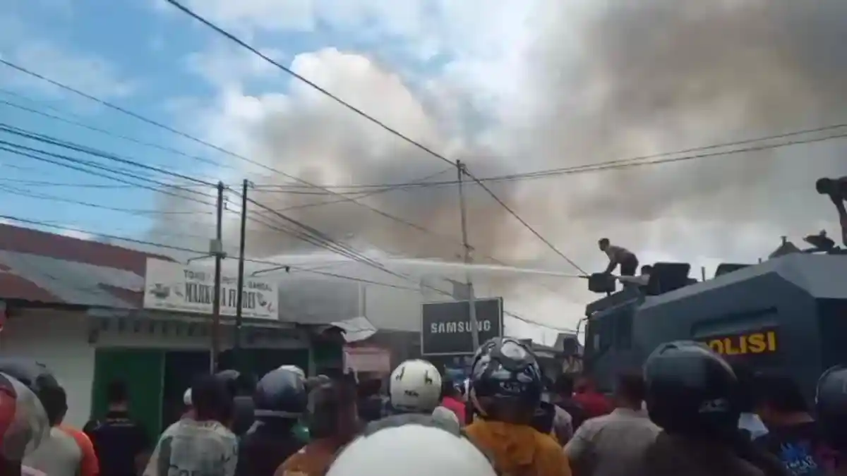 Mobil Pemadam Kebakaran Mulai Padamkan Kobaran Api di Pertokoan Maumere 