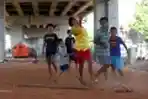 Bermain Sepak Bola di Kolong Tol Becakayu