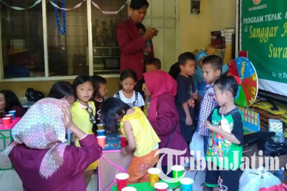 Cerdaskan Anak Negeri Sekitar Terminal Joyoboyo, Sanggar Alang-alang Gelar Permainan Edukasi