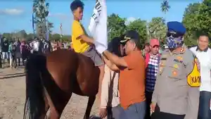 Penjabat-Bupati-Rote-Ndao-Ketua-Pordasi-dan-Kapolres-menyerahkan-bendera-pemenang-kepada-joki-kuda.jpg