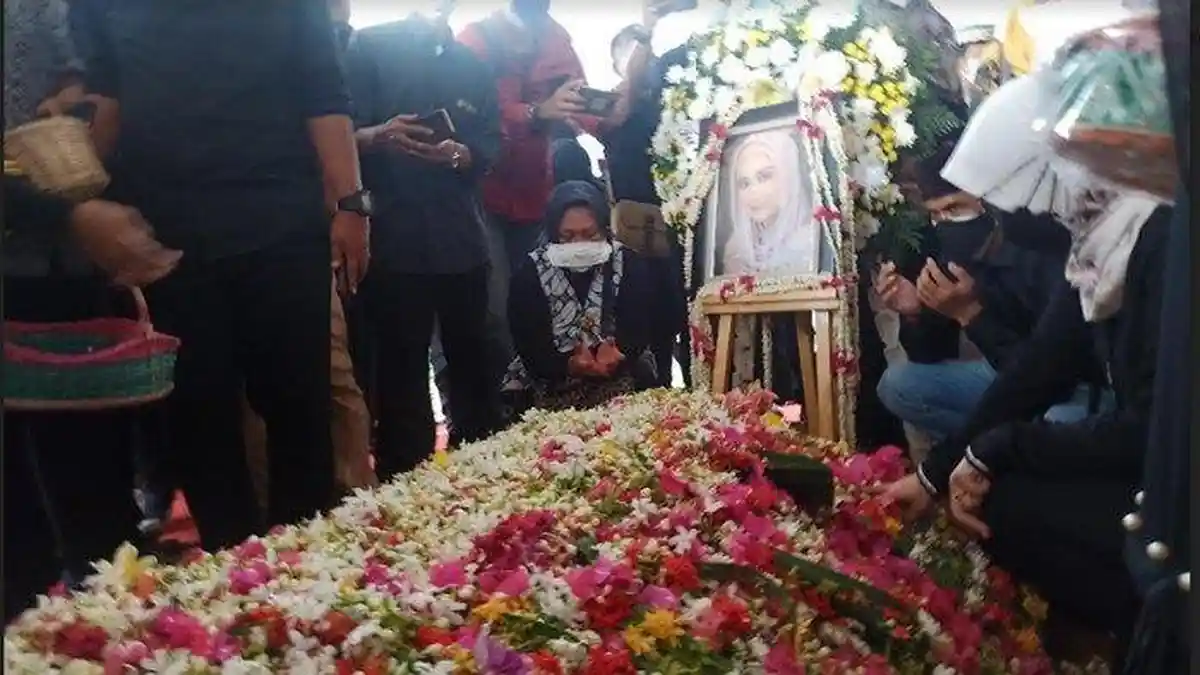 Percha Leanpuri Jadi Penghuni Pertama Makam Keluarga Herman Deru di Gandus