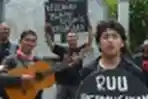 Musisi Surabaya Demo Tolak RUU Musik