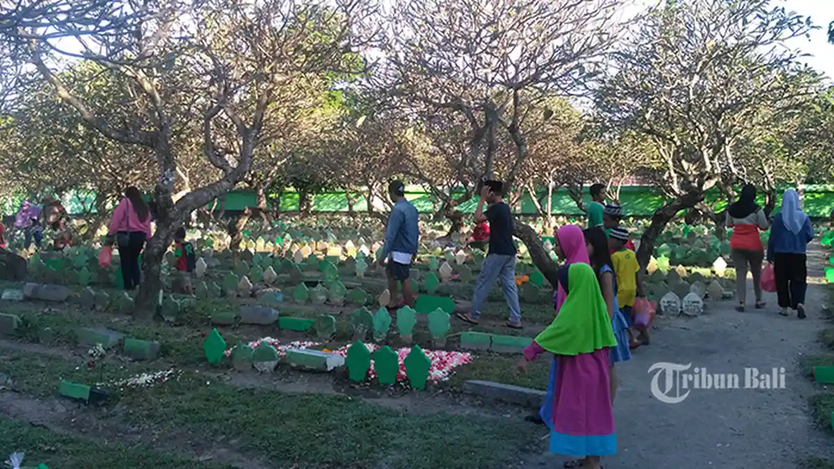 Tradisi Ziarah Kubur Sambut Ramadhan 2023, Lengkap Doa Beserta Artinya