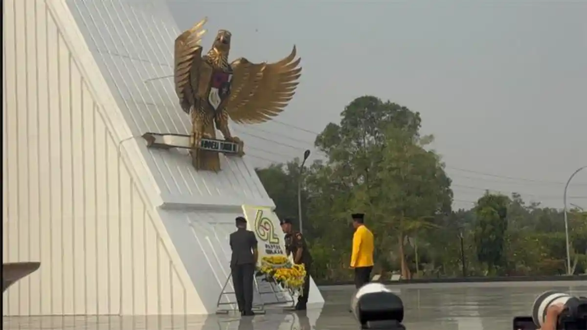 Bahlil Pimpin Upacara Ziarah di TMP Kalibata, Sempat Tabur Bunga Makam ...