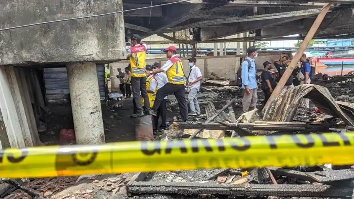 Imbas Kebakaran Bangunan di Bawah Jembatan Juwana, Arus Lalu Lintas Kendaraan Besar Dipindahkan