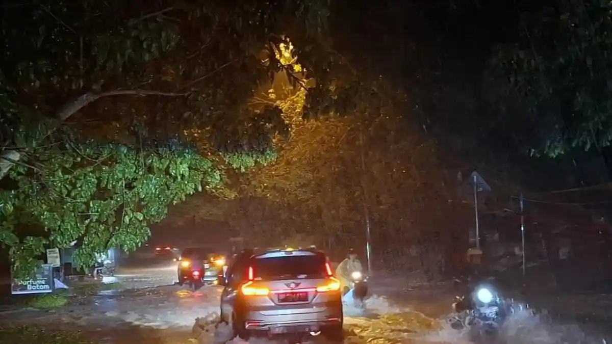 Banjir di Batam Rendam Sejumlah Ruas Jalanan di Batuaji, Banyak Kendaraan Mogok 
