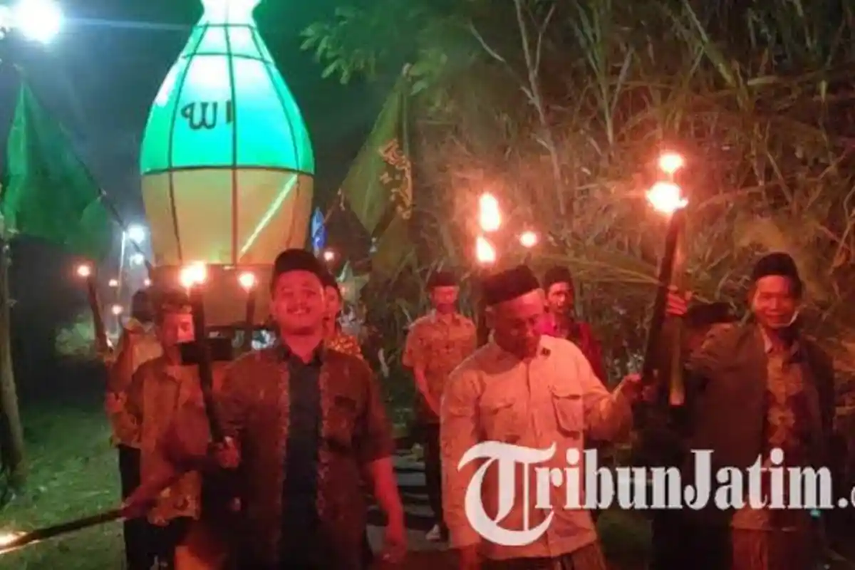 Ratusan Warga Kediri Menggelar Pawai Obor dan Lampion Sambut Hari Raya Idul Adha