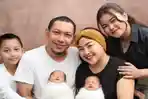 Foto-keluarga-Mpok-Alpa-dengan-suami-dan-keempat-anaknya.jpg
