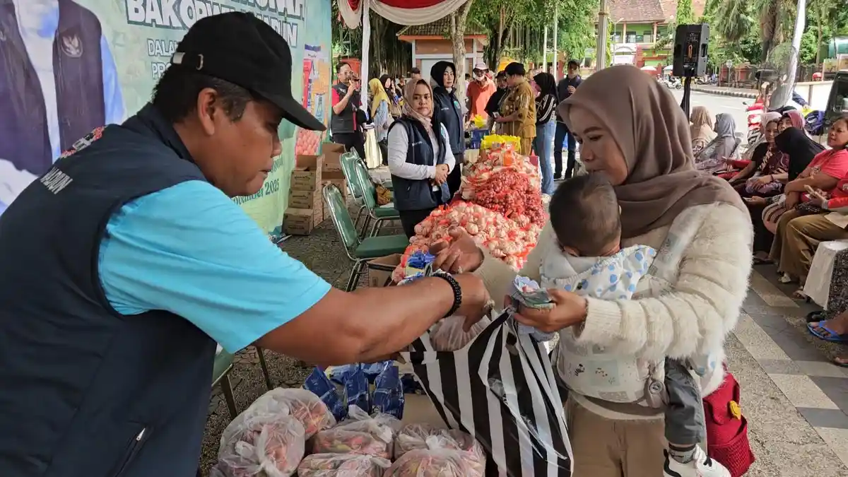 Warga Serbu Operasi Pasar Murah di Alun-alun Trenggalek