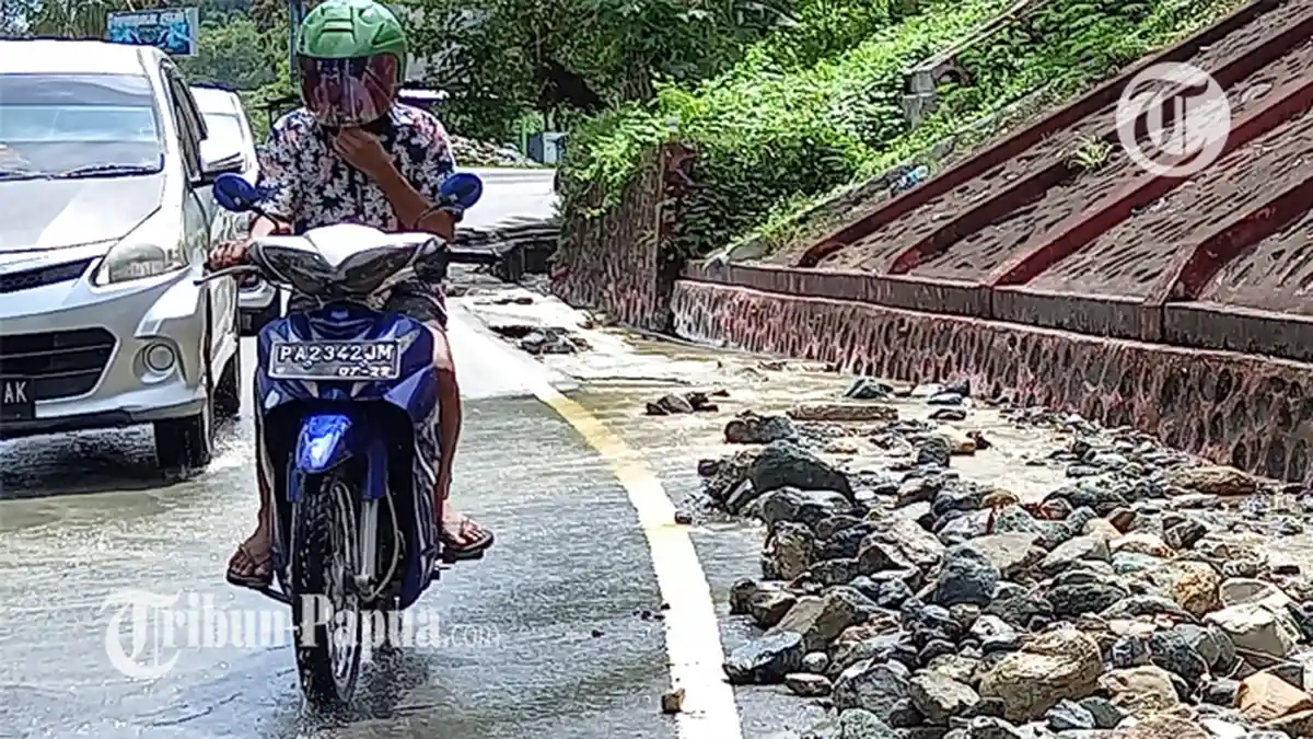 Akibat Drainase Tersumbat Material Banjir, Air Comberan Tumpah ke Jalan Raya
