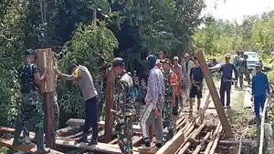 Gotong-Royong-Perbaiki-Jembatan-Rusak.jpg