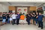 20260422-PEREDARAN-NARKOBA-Pelaku-beserta-barang-bukti-saat-diamankan-anggota-Ditresnarkoba-1223.jpg
