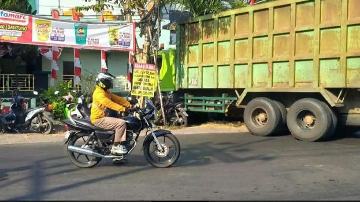 KRONOLOGI Truk Tronton Tabrak Tiga Motor Parkir depan SDN Cangkir Driyorejo Gresik