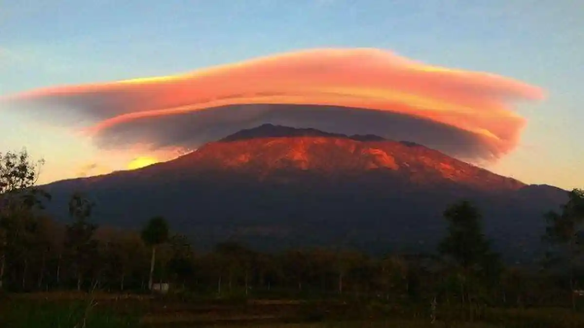 Fenomena Gunung Lawu Bertopi, Relawan Sebut Bukan Hal Baru, Warga Karanganyar Tak Terpengaruh