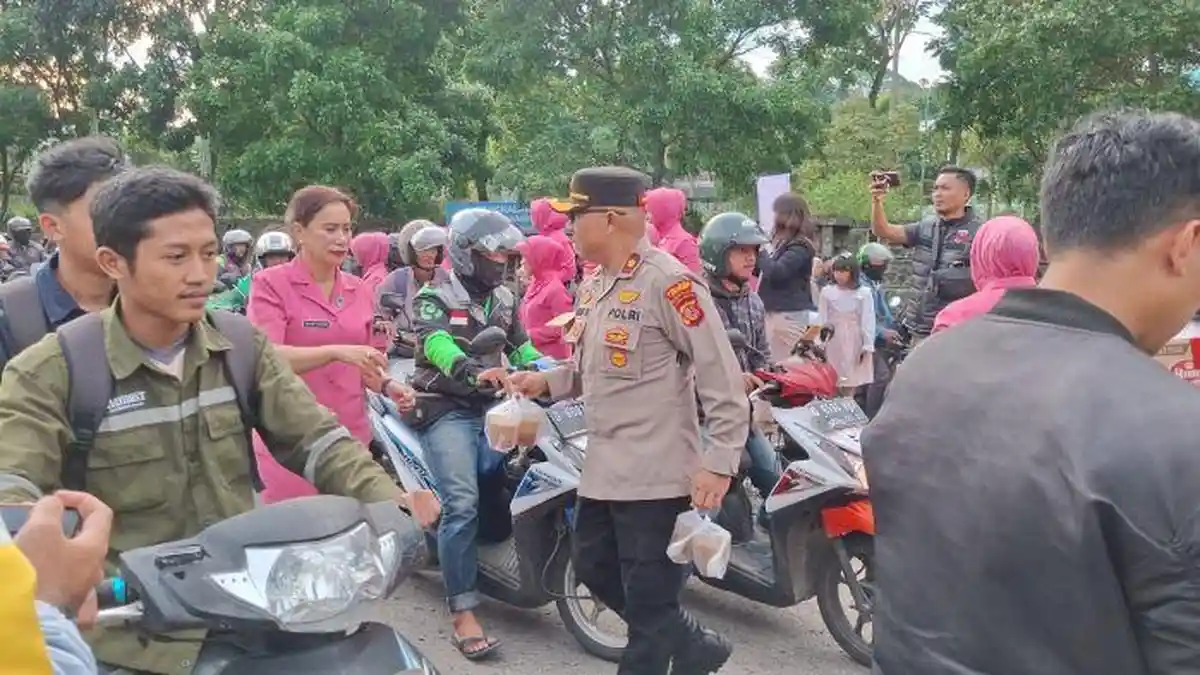 Berkah Ramadan, Polisi di Jatinangor Sumedang Bagikan Ratusan Takjil Gratis