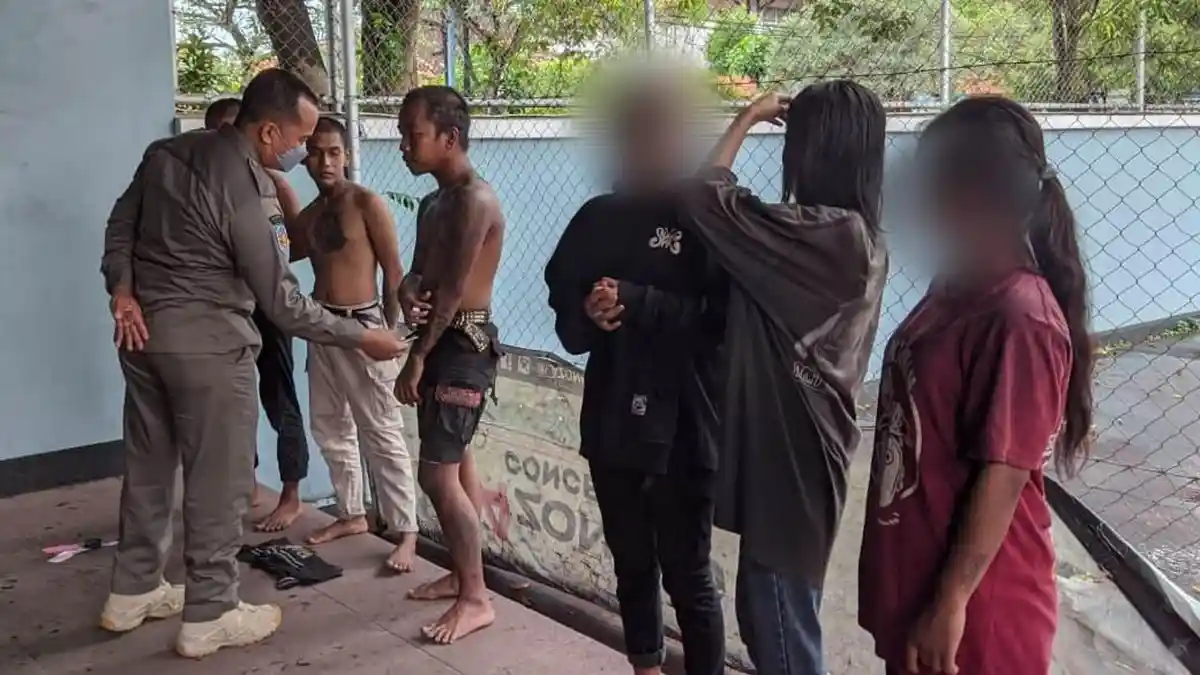 6 'Anak Punk' Digelandang ke Markas Satpol PP Pati, Digunduli lalu Dipulangkan ke Daerah Asal
