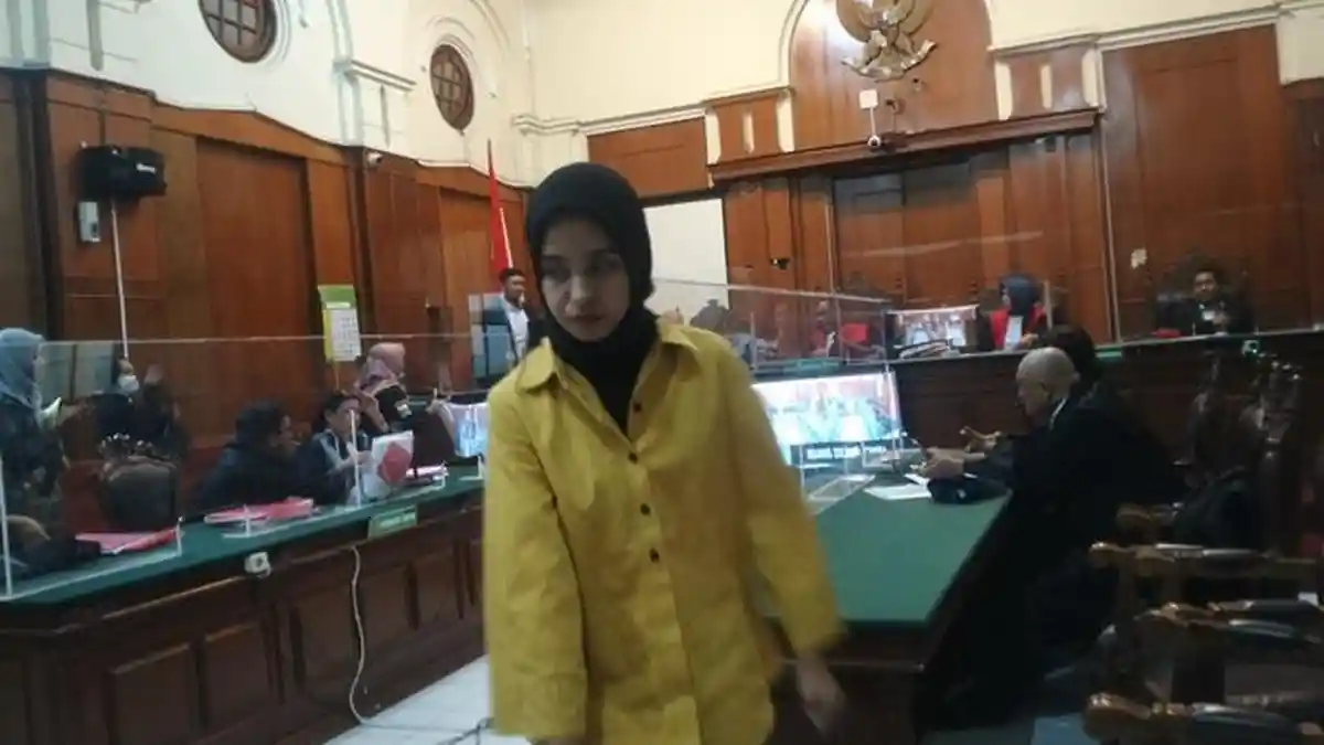 Labrak Pelakor Selingkuhan Suaminya, Ibu Muda di Surabaya Disidang