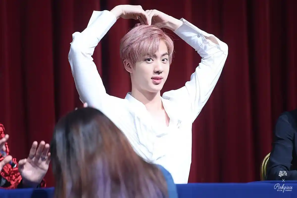 Jin BTS Rela Menahan Nafas Hanya Untuk Seorang ARMY yang Memujinya, Respon Seokjin Jadi Sorotan