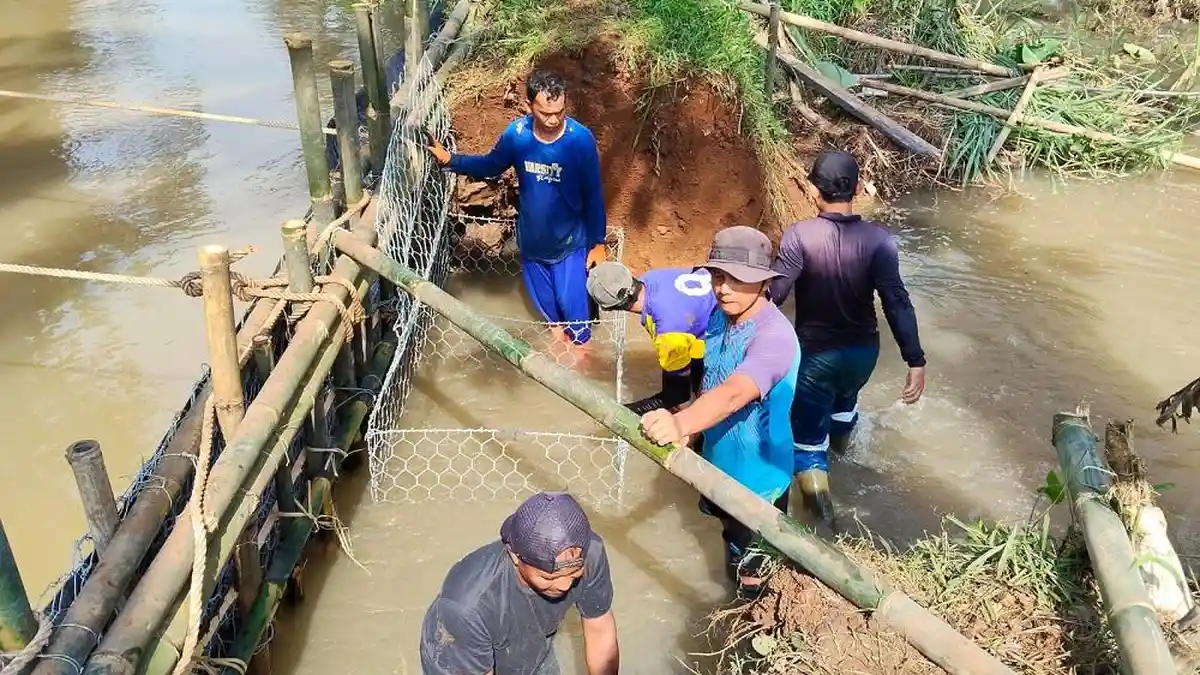 Tanggul Sungai Sasak Jebol, 100 Petani Ikan di Ciseeng Terdampak, Pemkab Bogor Mulai Perbaiki