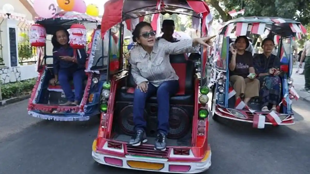 FOTO: Anggota Persit Kartika Chandra Kirana Ramai-ramai Naik Bentor di Karnaval Merah Putih