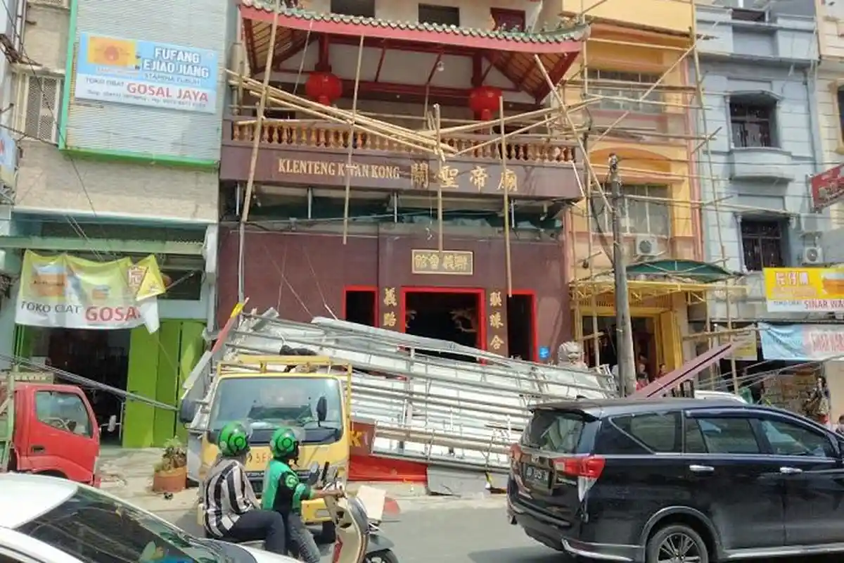 BREAKING NEWS: Kanopi Klenteng Kwan Kong Makassar Ambruk Timpa Mobil, 2 Pekerja Jatuh