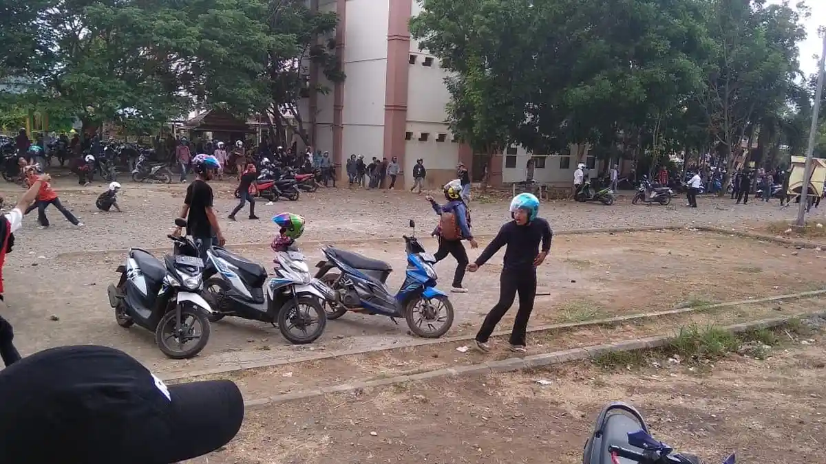 3 Video Tawuran Mahasiswa UIN Makassar: Kaca Gedung Kuliah Pecah dan Puluhan Kendaraan Rusak
