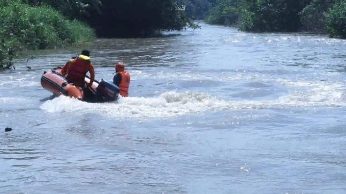Petugas Terus Lakukan Pencarian Ayah dan Balita di Gresik yang Tenggelam di Sungai, Ungkap Kendala