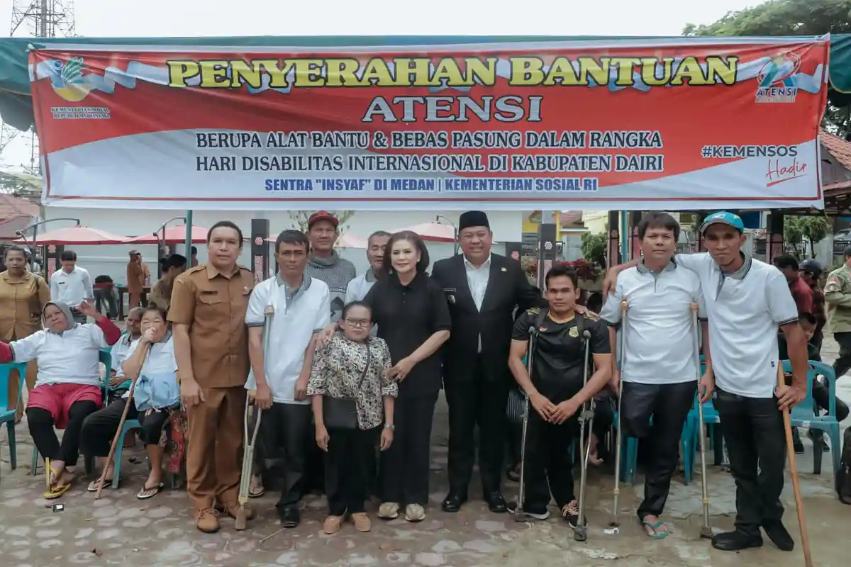 Memperingati Hari Penyandang Disabilitas Internasional, Bupati Dairi Salurkan Bantuan Kursi Roda