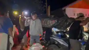 Proses-evakuasi-korban-longsor-tambang-emas-Rimbo-Bukik-Atok-di-Nagari-Sungai-Abu-3.jpg