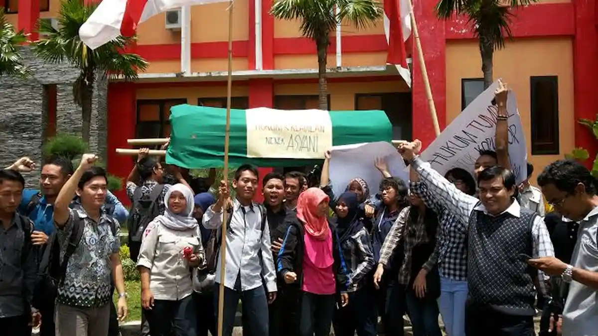 Mahasiswa Hukum Unej Gelar Aksi Solidaritas Untuk Nenek Asyani
