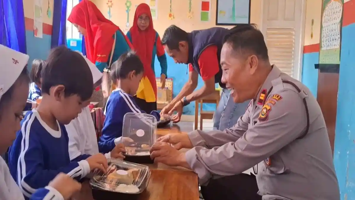 Polisi Datangi Paud di Empat Lawang, Bagikan Makanan Sehat dan Bergizi